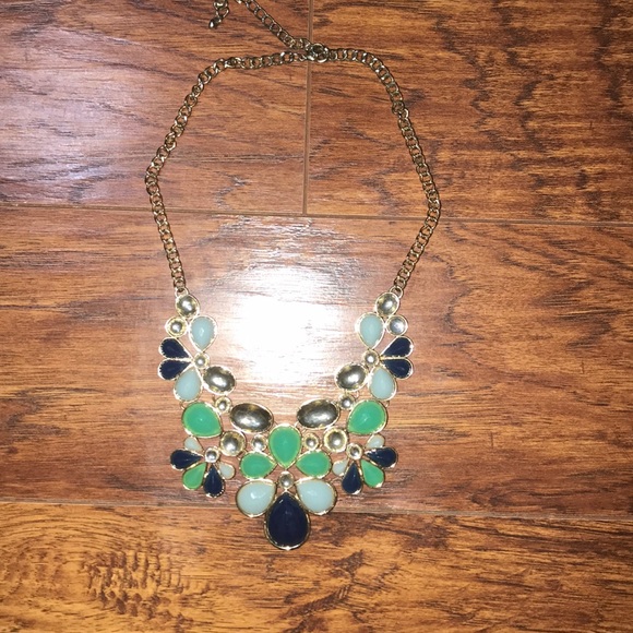 Francesca’s Statement Necklace (4) - Picture 1 of 8